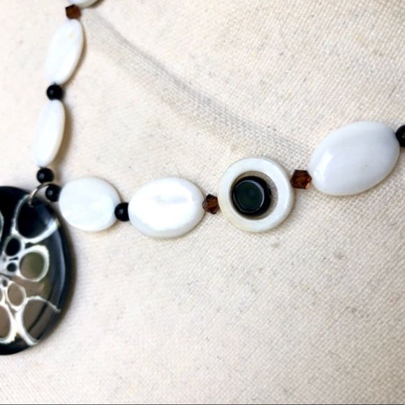 Shell necklace with pendant - Picture 3 of 7